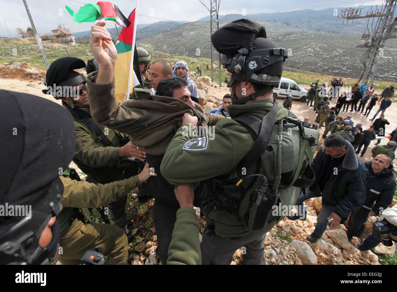 Bethlehem, Bethlehem. 17. Januar 2015. Palästinensische Demonstranten Handgemenge mit israelischen Soldaten während einer Demonstration in der Nähe von einem geschlossenen Tor das Westjordanland Hebron, Bethlehem, am 17. Januar 2015. Israelische Armee hat das Tor durch die Anwohner Shuttle zwischen Hebron und Bethlehem seit 14 Jahren seit der zweiten Intifada geschlossen. Bildnachweis: Luay Sababa/Xinhua/Alamy Live-Nachrichten Stockfoto