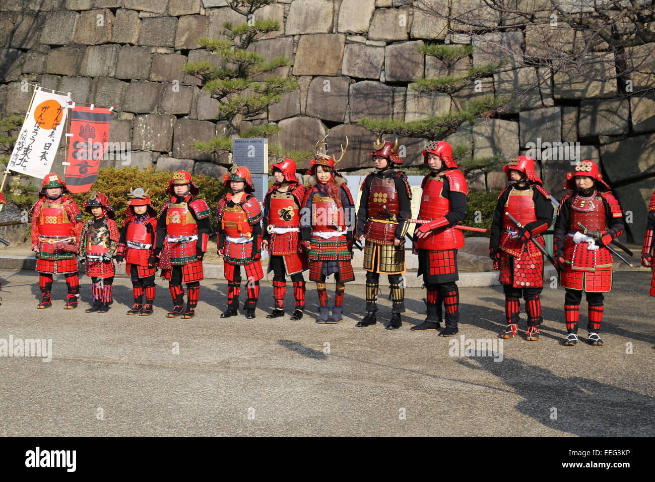 Dieses Bild der Japaner gekleidet wie Samurai außerhalb der Burg von Osaka in Japan im Januar 2015 gefangen genommen wurde. Stockfoto