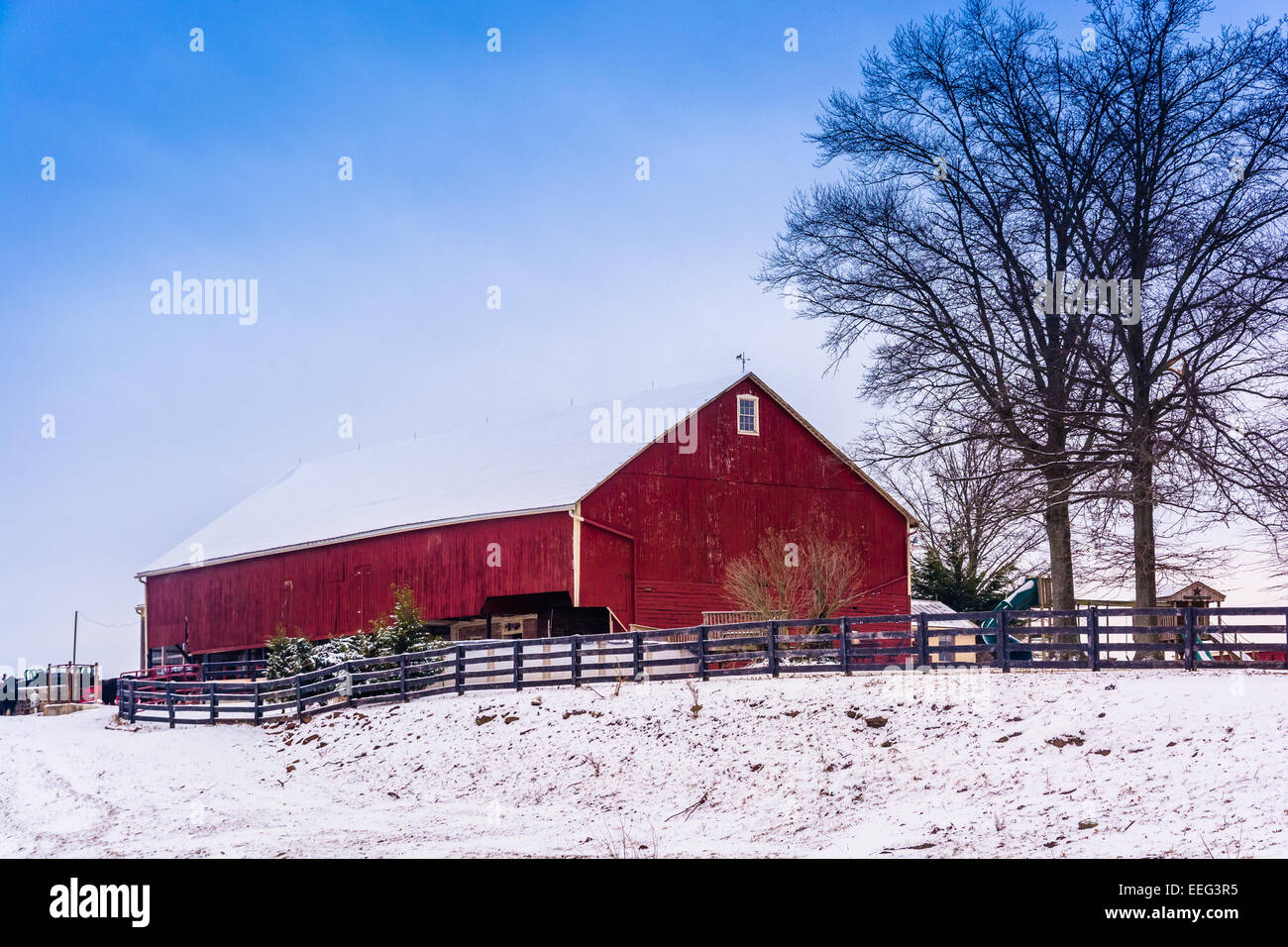 Rote Scheune und schneebedeckten Feld in ländlichen Adams County, Pennsylvania. Stockfoto