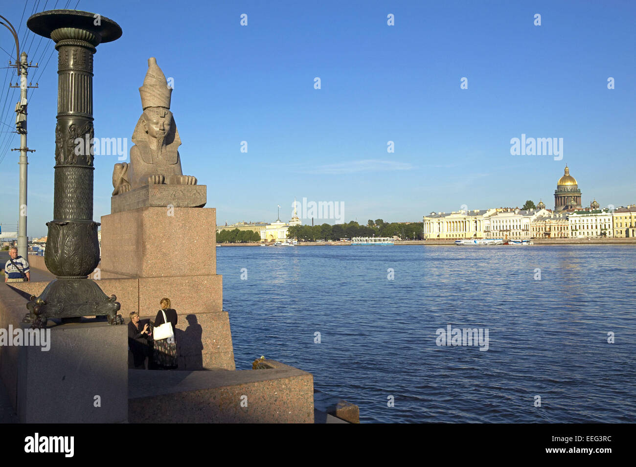 Russland Sankt Petersburg Newa Sphinx Saeule Ufer Menschen Isaakskathedrale Sehenswuerdigkeit Aussen Geographie Asien Gus Stockfoto
