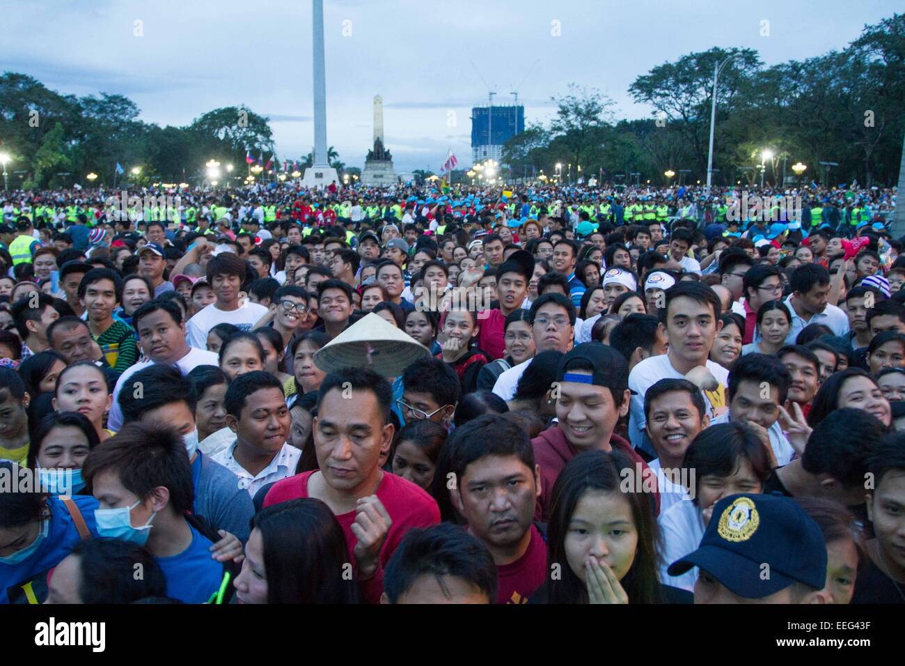 Manila, Philippinen. 18. Januar 2015.  Menschen beginnen sich zu häufen sich in Luneta, Manila am Sonntag, 18. Januar 2015. An seinem dritten Tag seines Besuchs hat Papst Francis in Luneta Park Masse. Bildnachweis: Mark Fredesjed Cristino/Alamy Live-Nachrichten Stockfoto