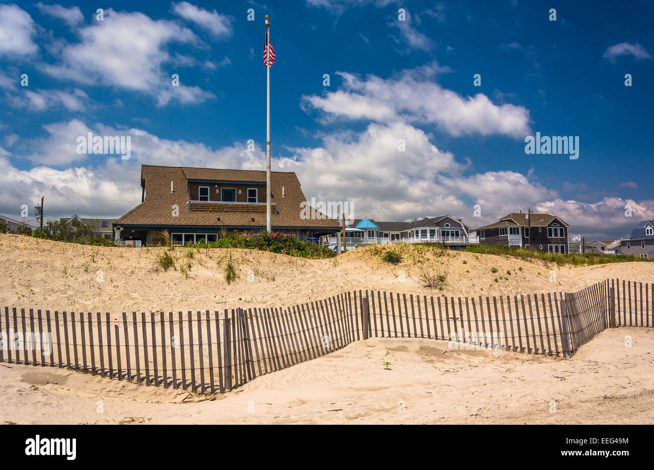 Sanddünen und Häuser in Ocean City, New Jersey. Stockfoto