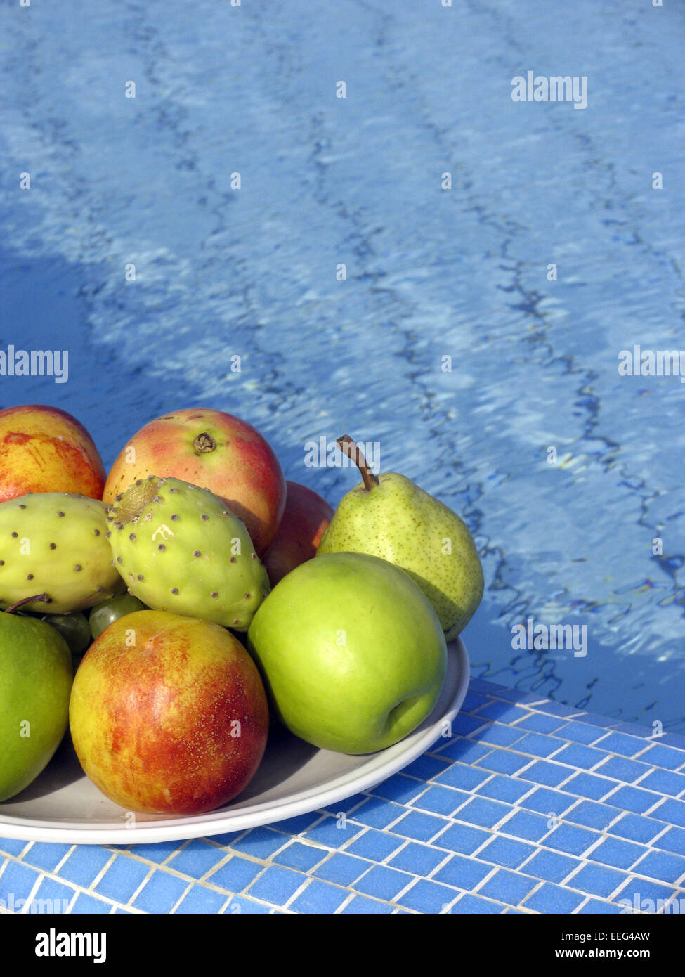 Poolrand Obstschale Pool Swimmingpool Schale Obst Fruechte Feigen Apfel Birne kleinschneiden Ernehrung Gesund Vitaminreich Zwischenma Stockfoto