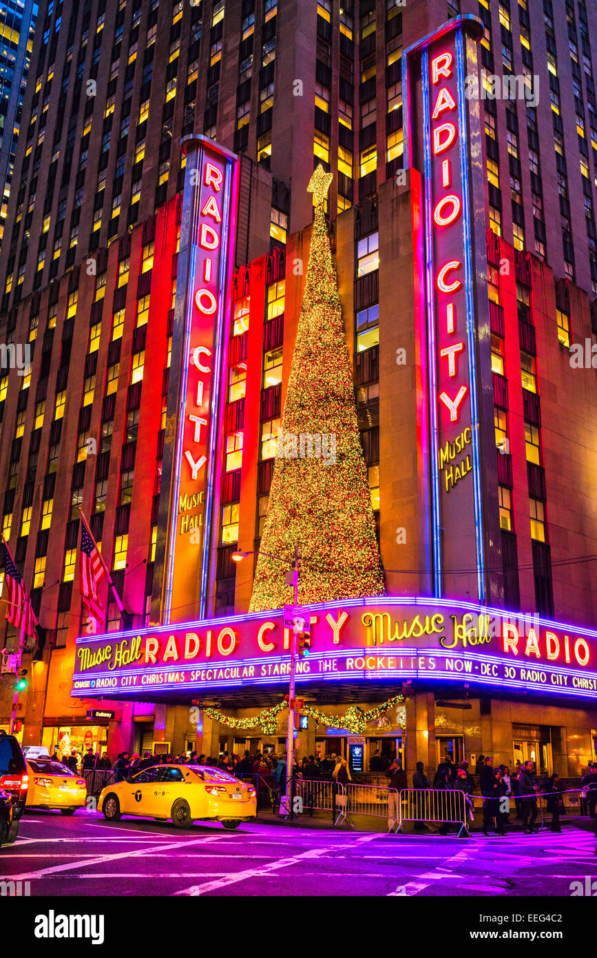 NEW YORK CITY - 3. Dezember 2013: New Yorker Wahrzeichen, Radio City Music Hall, Rockefeller Center, gesehen am 3. Dezember 2013 Deko Stockfoto