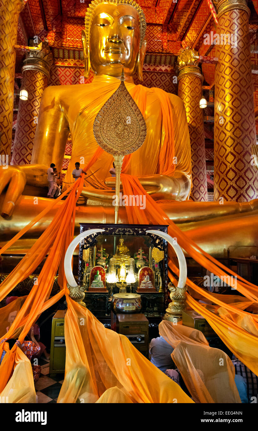 TH00299-00... THAILAND - lange Orange, die Schals von Buddha an die Zuschauer, während einer religiösen Zeremonie im Wat Phan verteilt sind Stockfoto