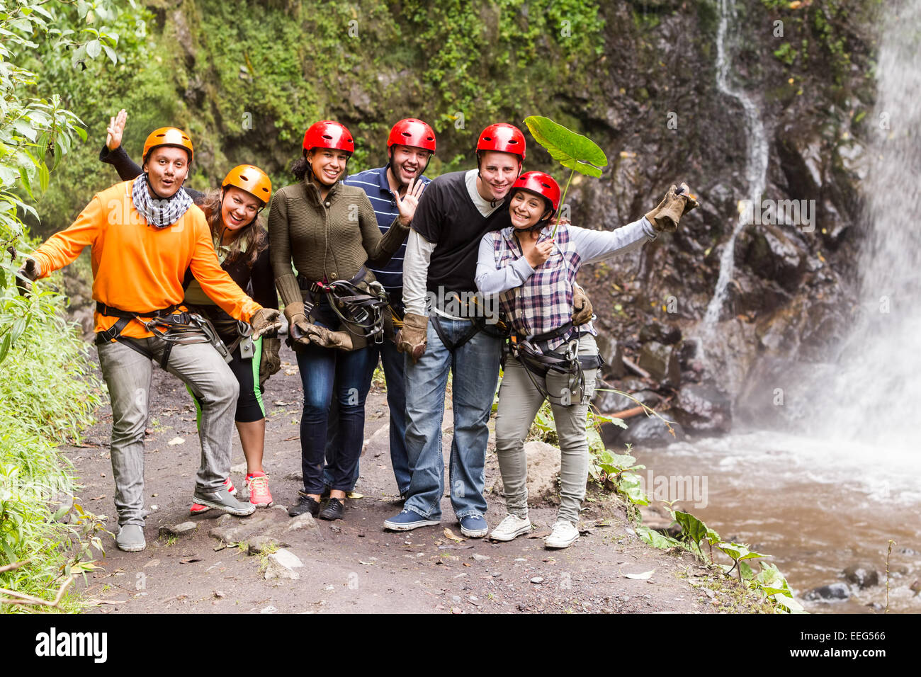 Gruppe Erwachsener touristische Freunde Posieren in der Nähe von Wasserfall im ecuadorianischen Regenwald Banos De Agua Santa in der Nähe Stockfoto