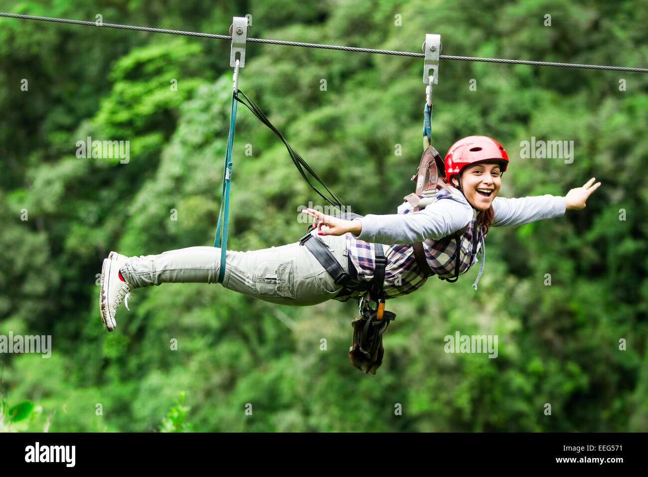 Nach Touristische legere Kleidung auf Zip Line Reise selektiven Fokus gegen verwackelte Wald Stockfoto