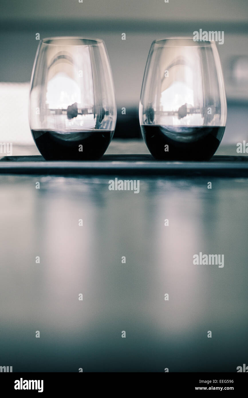 Zwei stammlose Gläser Wein Stockfoto