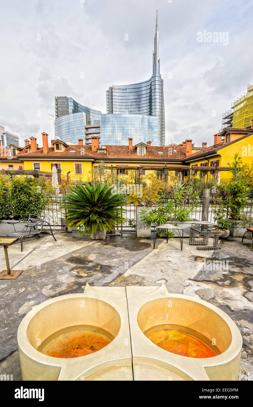 Mailand, Italien - Oktober 15,2014: traditionelle Mailänder historisches Haus im Vordergrund mit der neuen modernen Glas Gebäude der Uni Stockfoto