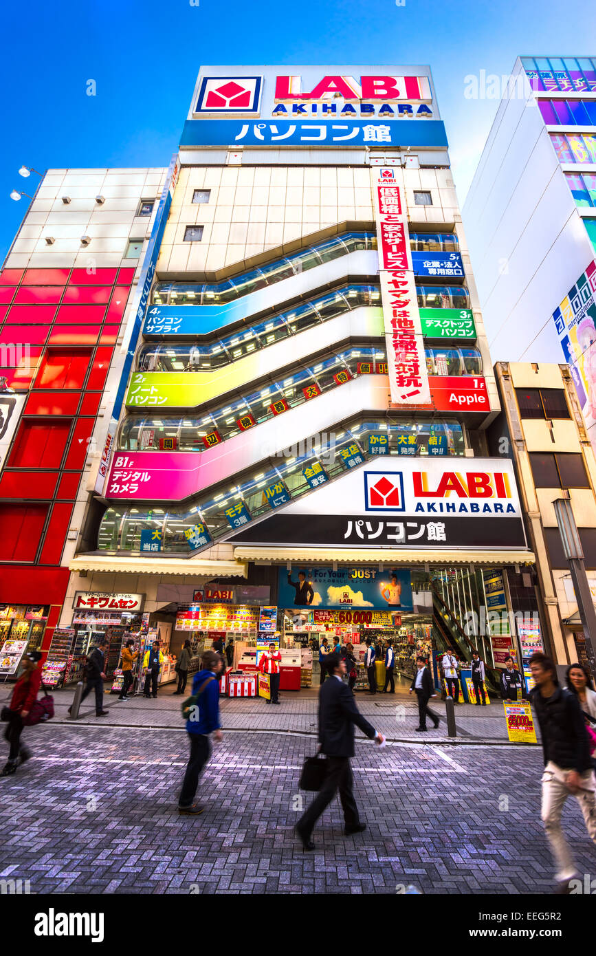 Tokio - 13 NOVEMBER: Akihabara Bezirk November13, 2014 in Tokio, JP. Der Bezirk ist ein Einkaufsviertel für elektronische, com Stockfoto