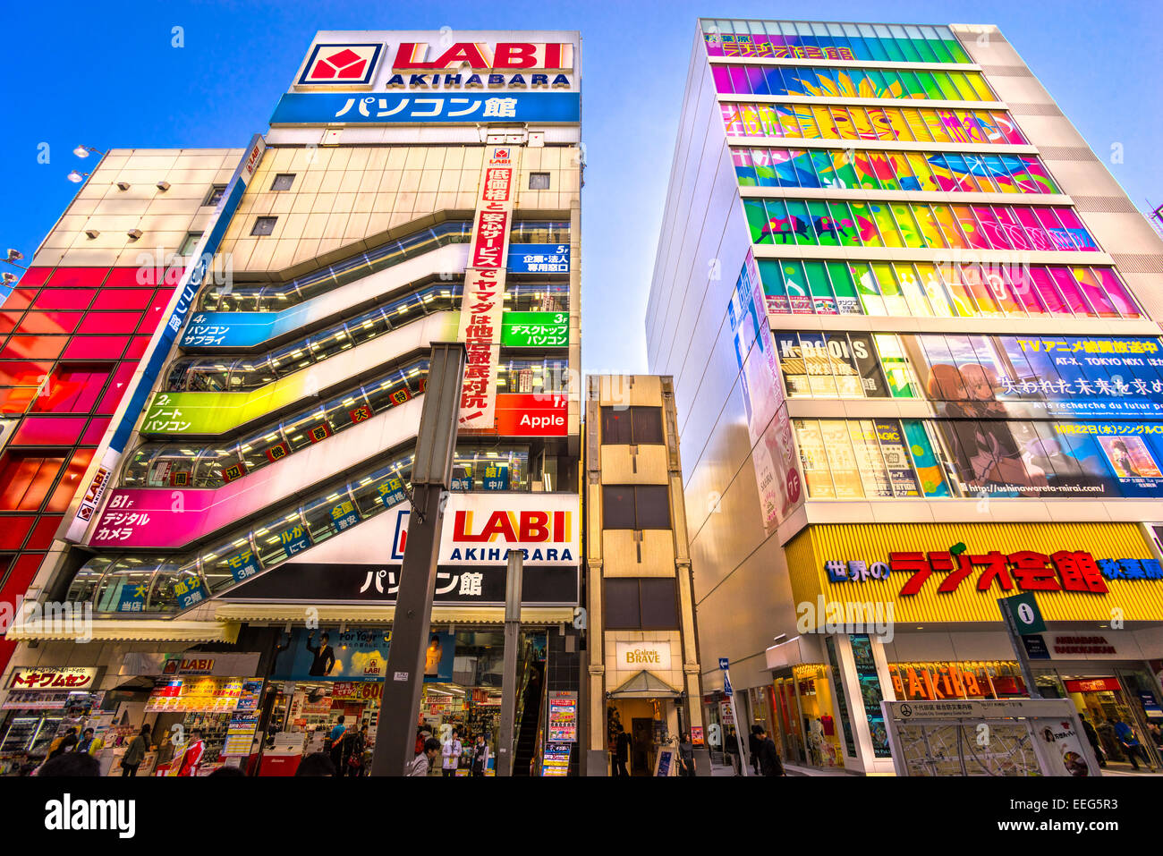 Tokio - 13 NOVEMBER: Akihabara Bezirk November13, 2014 in Tokio, JP. Der Bezirk ist ein Einkaufsviertel für elektronische, com Stockfoto