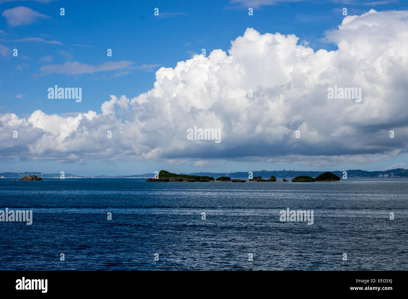 Eine Ansicht der Insel Okinawa aus die Fähre nach Tsuken Island. Stockfoto