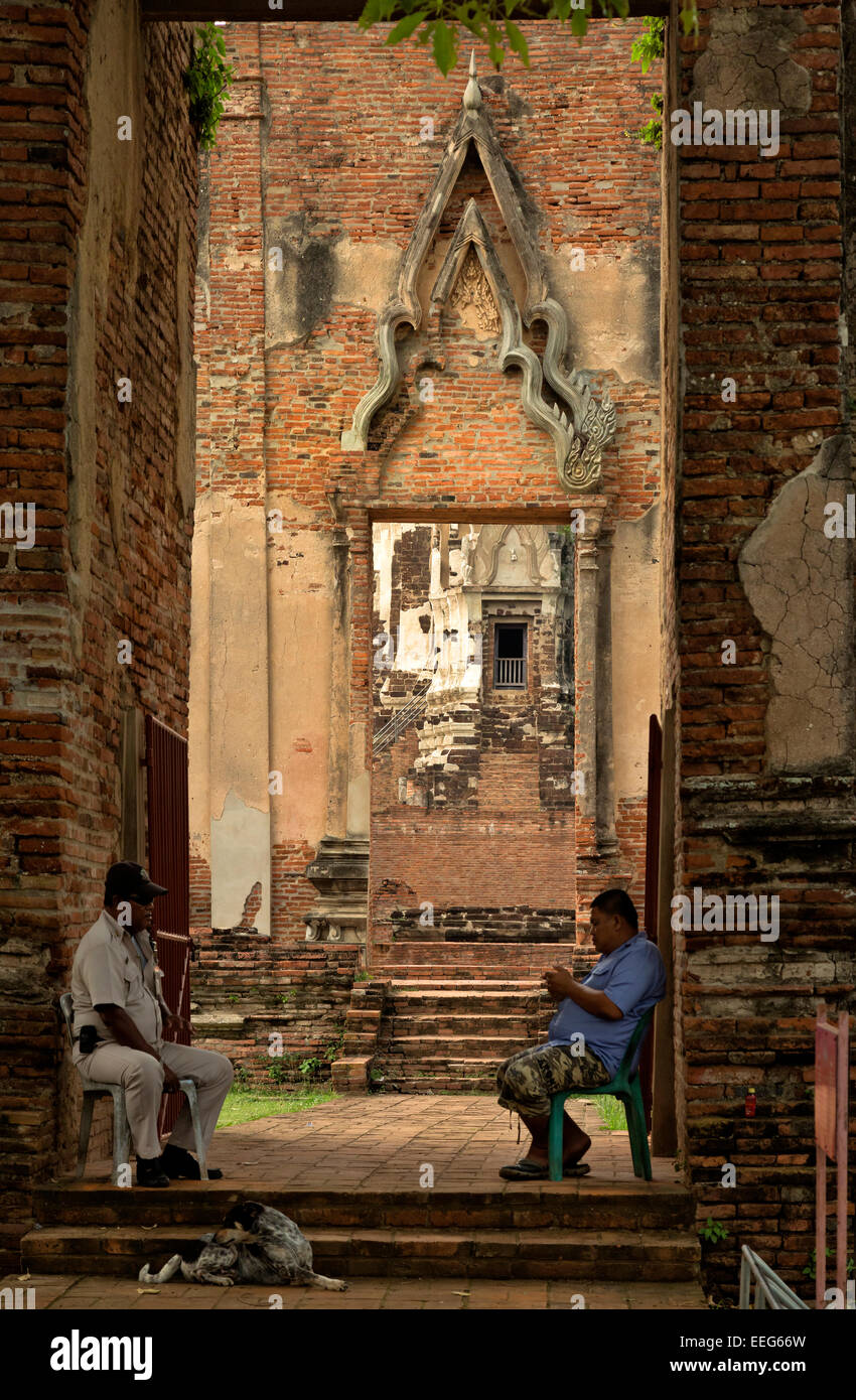 TH00320-00... THAILAND - Guard und Wartung Arbeiter am Eingang zum Wat Ratscha Buruma in Ayutthaya Historical Park. Stockfoto