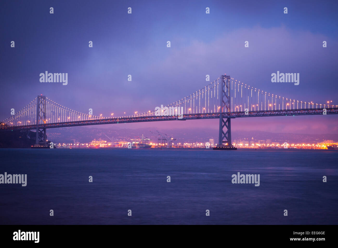 Lichtskulptur "Bay-Lights" leuchtet die wunderschöne Bay Bridge in San Francisco-Oakland, California. Stockfoto