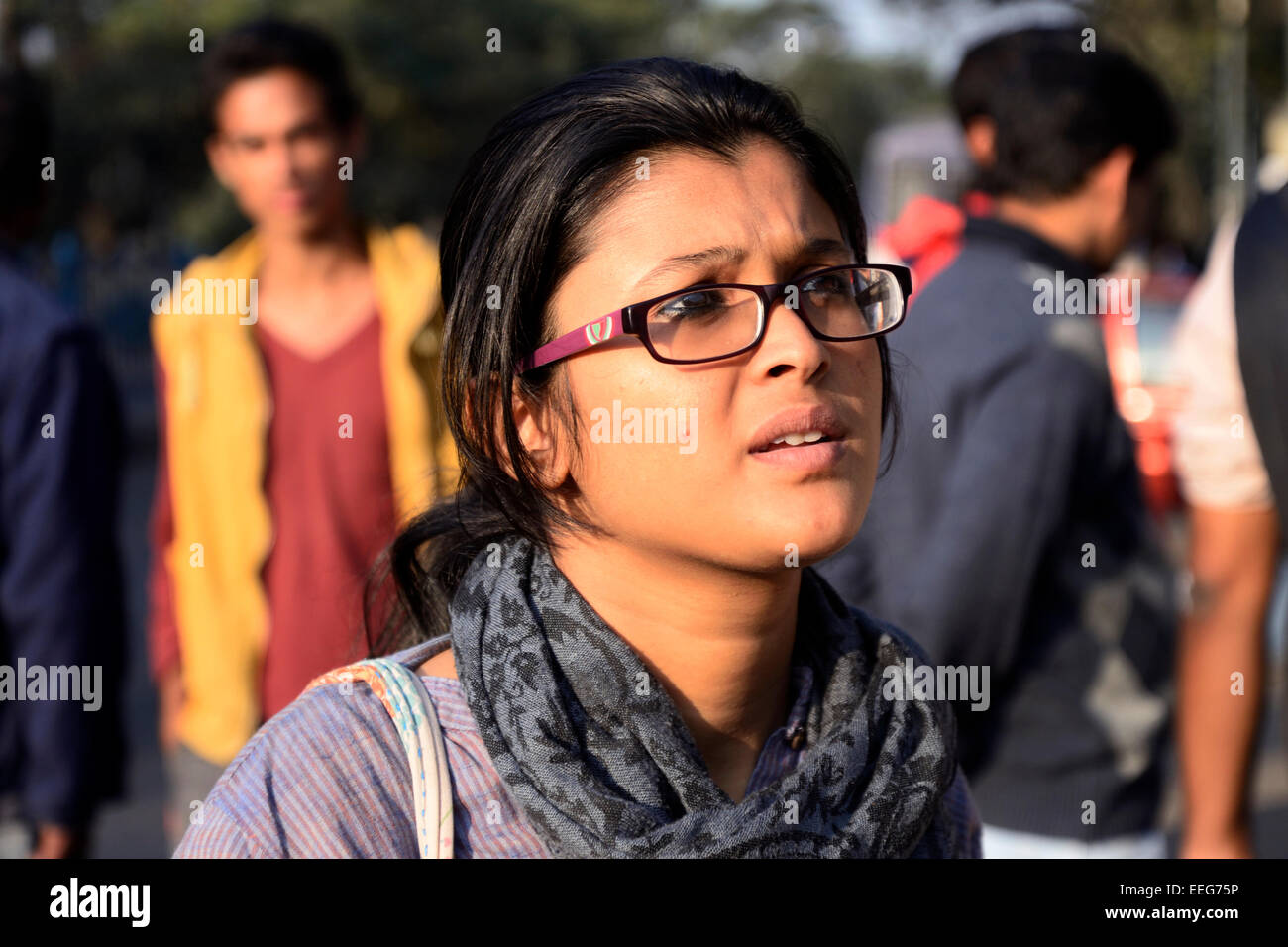 Jadavpur University, Indien. 17. Januar 2015. Jadavpur Universität unabhängige Studentenbewegung schnappt sich den Sieg nach 4 Monaten des Kampfes. Um diesem historischen Sieg feiern JU Schüler versammeln sich vor der Akademie der bildenden Künste. Sie forderten auch die anderen 4 Anforderungen zusammen mit dem VC-Rücktritt zu erfüllen. JU-Student auch stehen neben den Studenten protestieren Studenten des ESIC Medical College, Joka. Bester Absolvent ' Student, der sich geweigert, Zertifikate und Medaillen Geetashri Sarkar bei den Studenten sammeln. Bildnachweis: Saikat Paul/Pacific Press/Alamy Live-Nachrichten Stockfoto