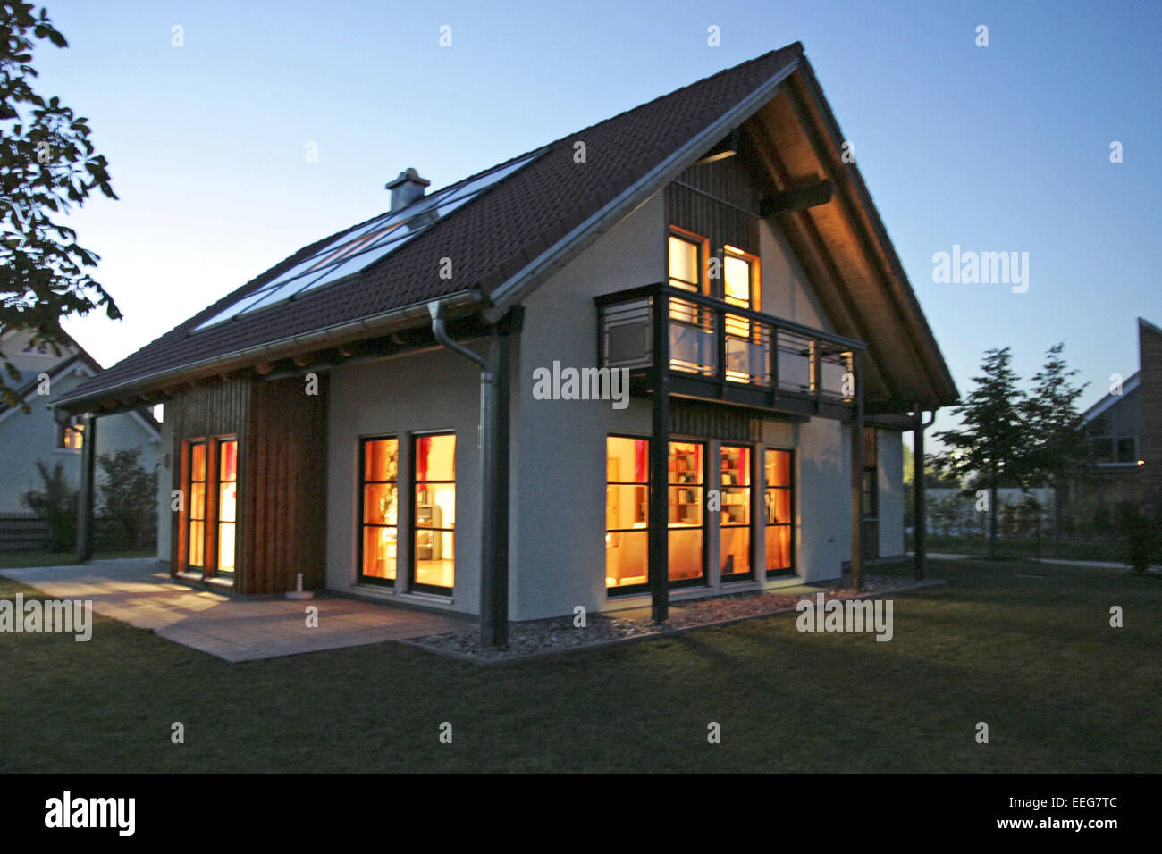 Einfamilienhaus Bei Nacht Beleuchtet Architektur Haus Wohnhaus Gebaeude Eigenheim Fertighaus Wohnen Garten Infrastruktur Haeuser Stockfotografie