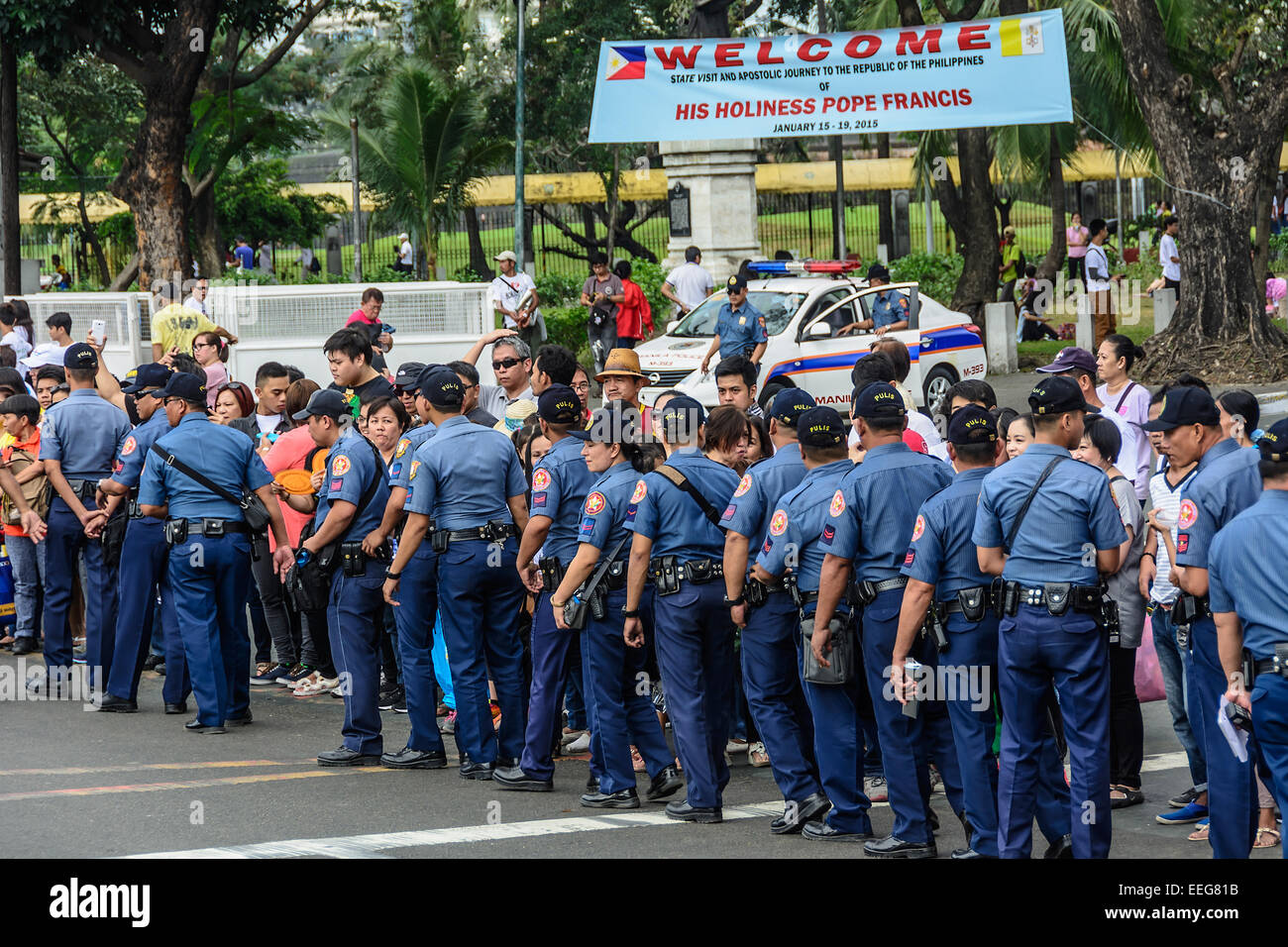 Intramuros, Manila, Philippinen, 16. Januar 2015. Eine Gruppe von philippinischen Nationalpolizei bereitet sich in einer der Straßen führt zu Manila Kathedrale auf Freitag, 16. Januar 2015 um sicherzustellen, dass die Sicherheit von Tausenden von Menschen voraussichtlich entlang der Route der Papst Francis Autokolonne sammeln. Stockfoto