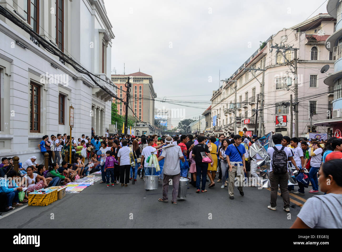 Intramuros, Manila, Philippinen, 16. Januar 2015. Tausende von Menschen versammeln sich in einer der Straßen rund um Manila Kathedrale auf Freitag, 16. Januar 2015, einen Blick auf Papst Francis, die Heilige Messe mit des Landes Bischöfen, Priestern und anderen religiösen Feiern, bevor er am nächsten Tag der Provinz Leyte fliegt, die Überlebenden der Taifun Haiyan, der Hauptzweck seiner Apostolischen Reise treffen soll. Stockfoto