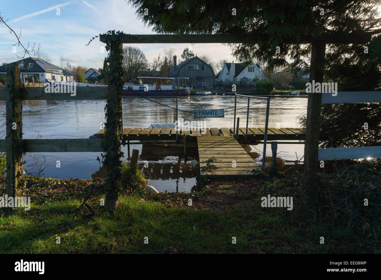 Eine private Anlegestelle für die Bewohner der Insel des Pharaos in Shepperton in der Nähe von London zu ihren Booten anlegen Stockfoto