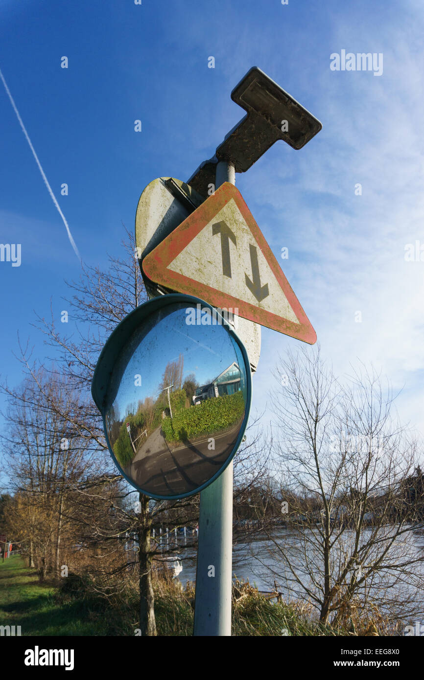 Zwei-Wege-Schild post mit Weitwinkel-Spiegel in Shepperton in der Nähe von London, UK mit dem Hintergrund der Themse Stockfoto