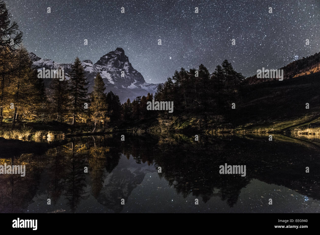 Matterhorn und Blue Lake in einer Herbstnacht mit Sternenhimmel Stockfoto
