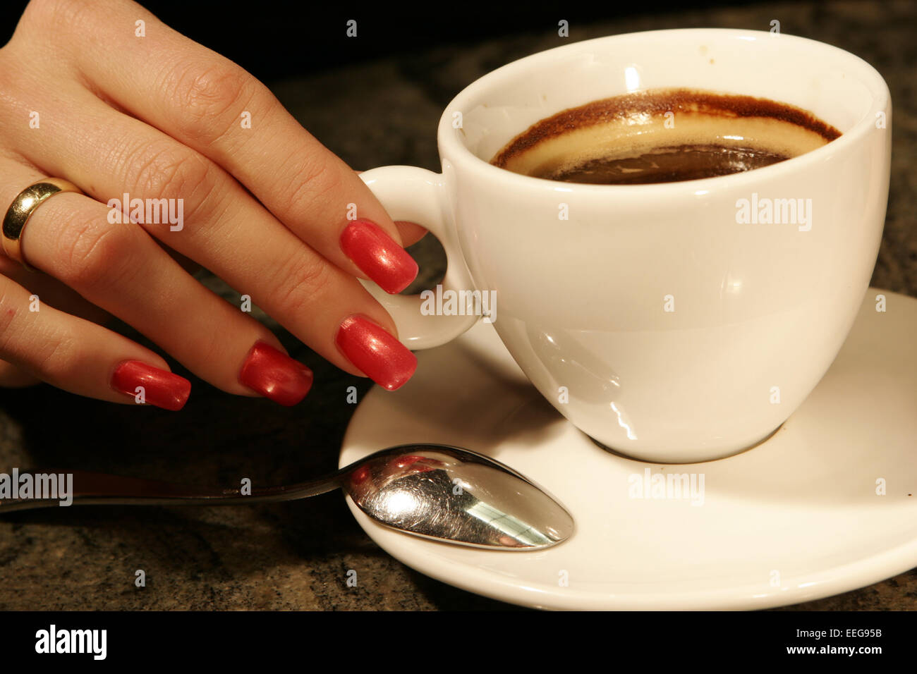 Frau, Detail, Espresso-Tasse, Hande, Zweisimmen, Fingernaegel, Lackiert, Rot, Tasse, Espresso, Kaffe, Kaffeetasse, Trinken, Kaffeetr Stockfoto