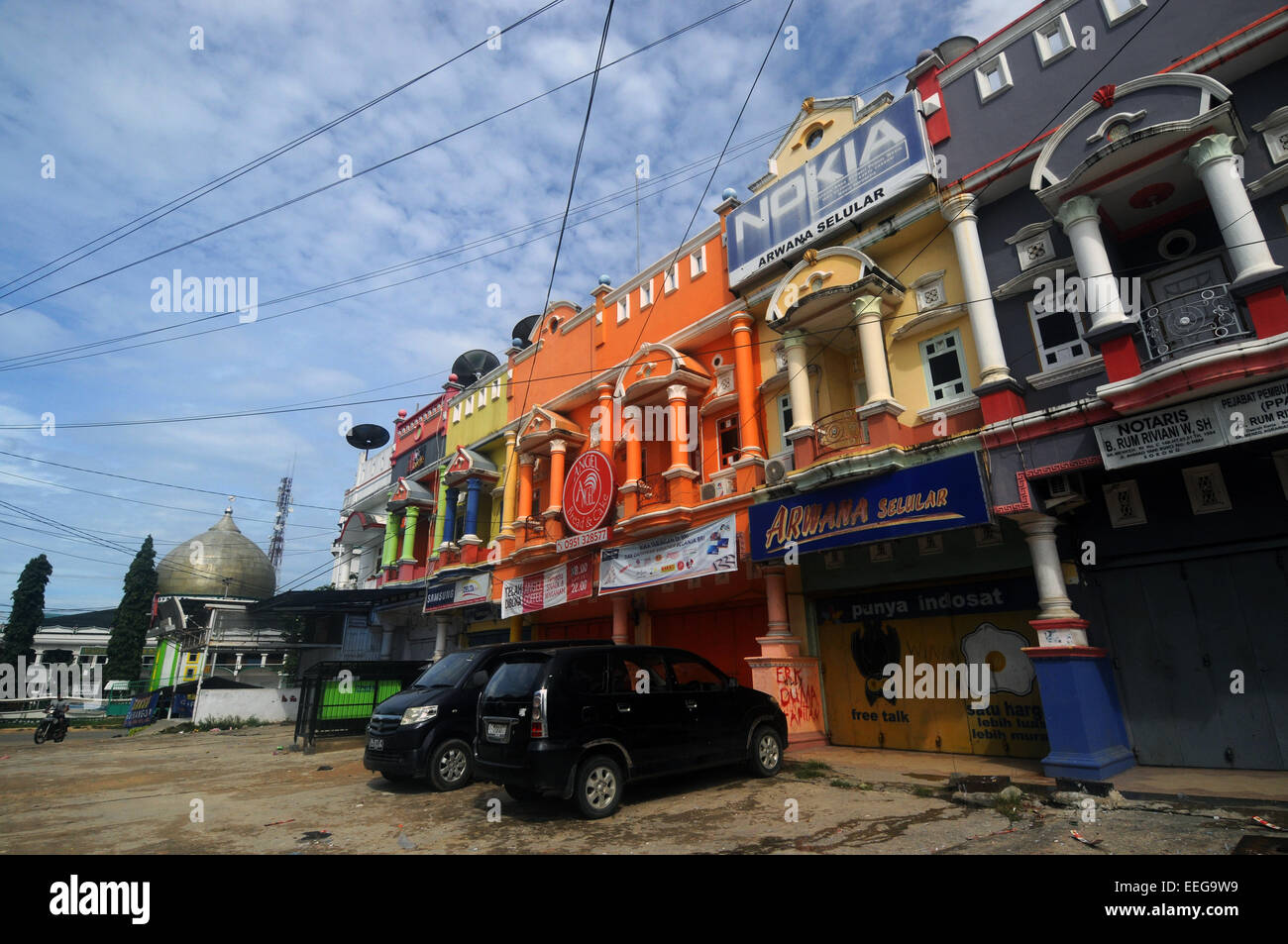 Geschäfte und Moschee entlang Hauptstraße in Sorong, Provinz Papua, Indonesien. Keine PR Stockfoto