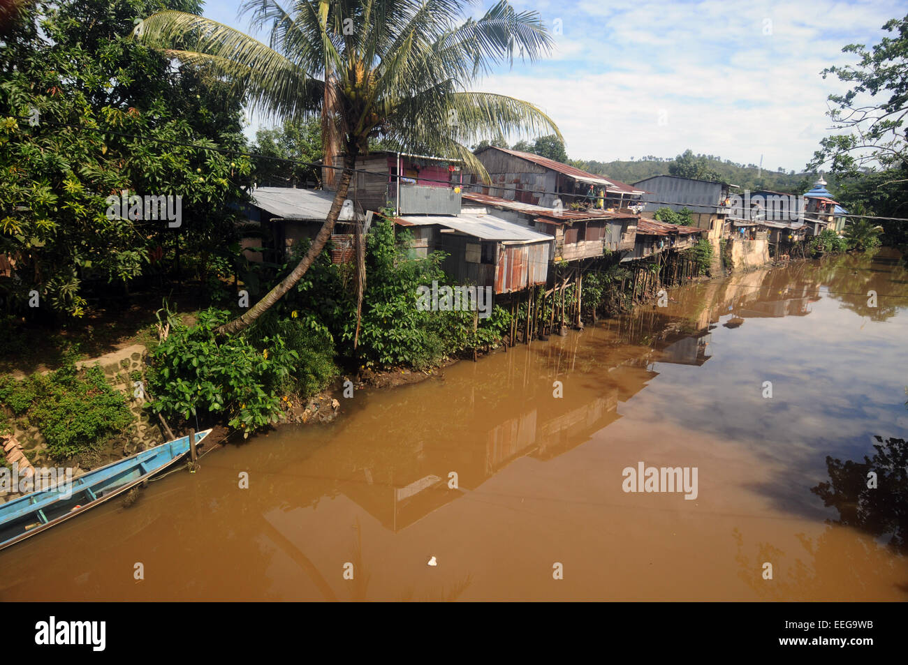 Häuser und Boote auf dem Fluss, Sorong, Provinz Papua, Indonesien. Keine PR Stockfoto