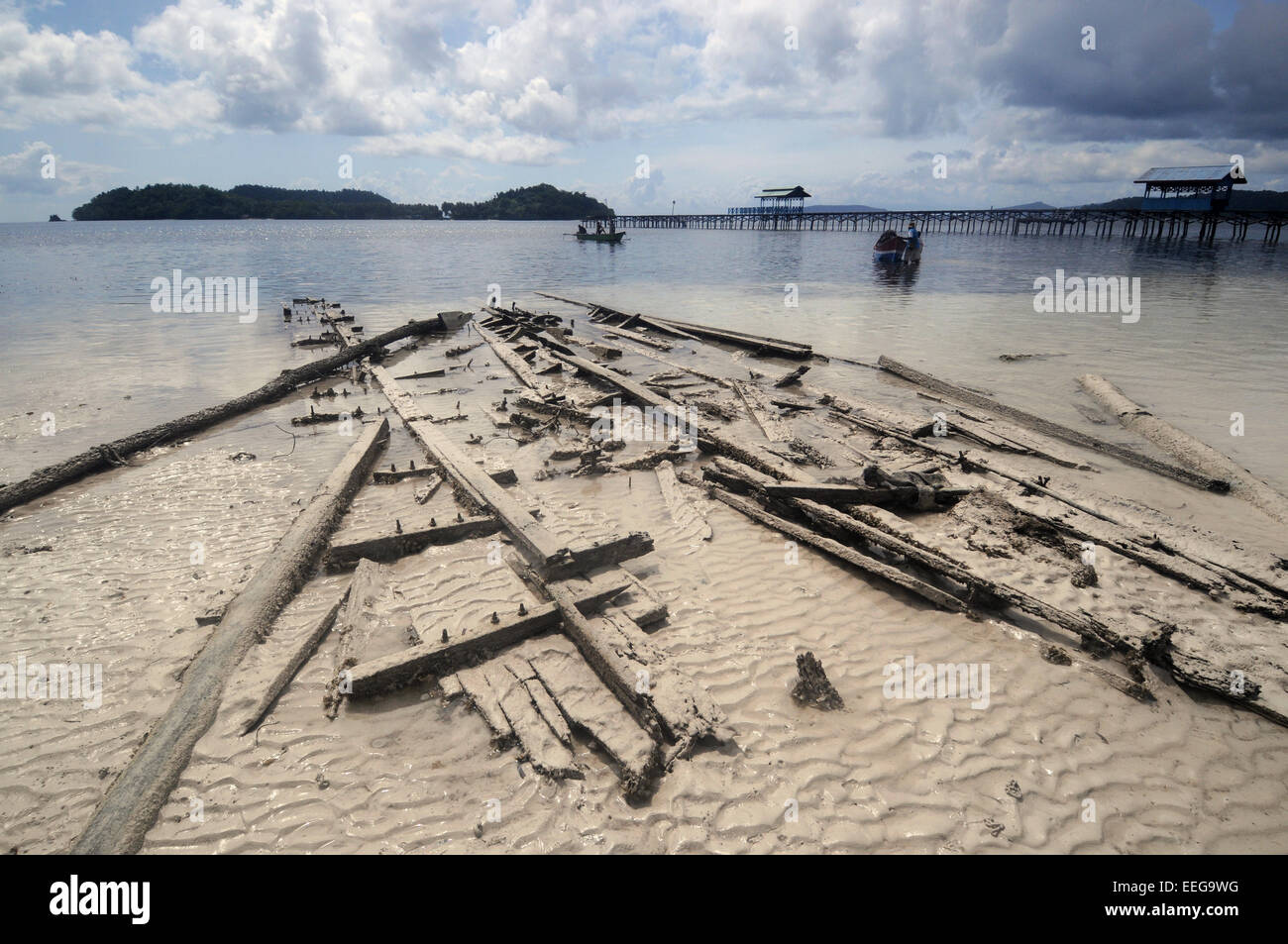 Alte hölzerne Schiffbruch sichtbar bei Ebbe auf dem Seegras Wohnungen aus der Front des Yenbeser Dorfes, Gam Insel, Raja Ampat, Papua Stockfoto