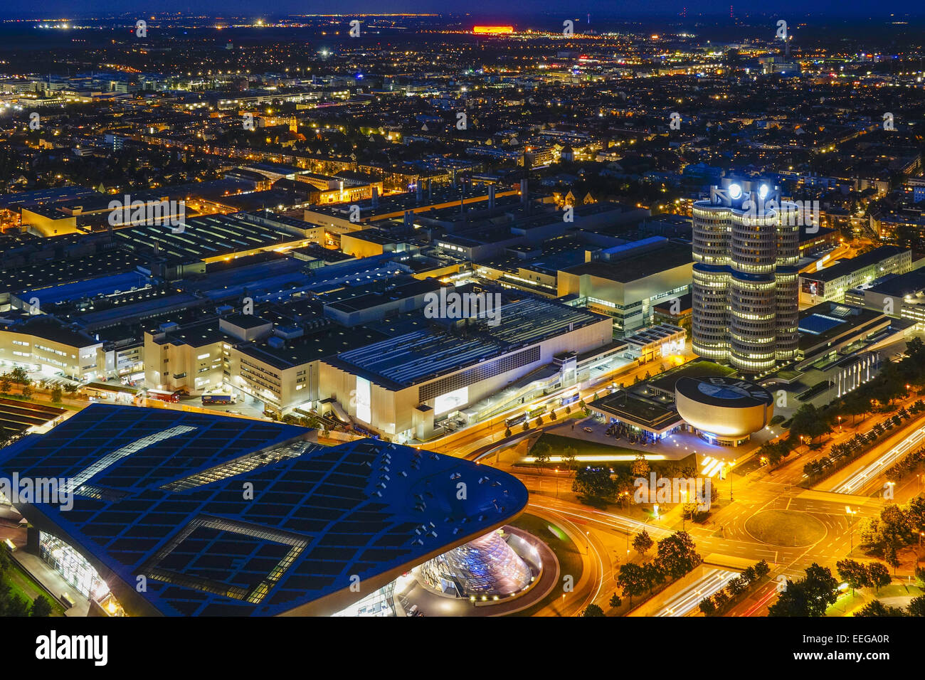 Blick Auf Die BMW-Welt Und Hauptverwaltung "BMW Vierzylinder", München, Bayern, Deutschland, Europa, schauen Sie sich die BMW Welt und er Stockfoto