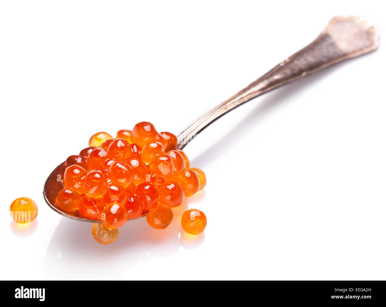 Roter Kaviar in den silbernen Löffel isoliert auf einem weißen Hintergrund. Stockfoto