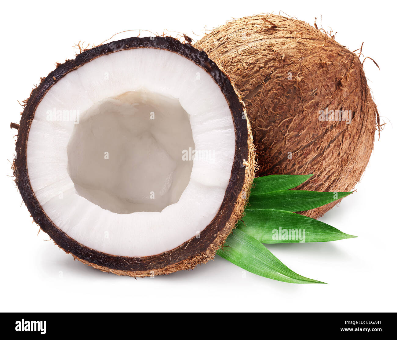 Kokosnüsse und es ist die Hälfte mit Blättern. Datei enthält Beschneidungspfade. Stockfoto