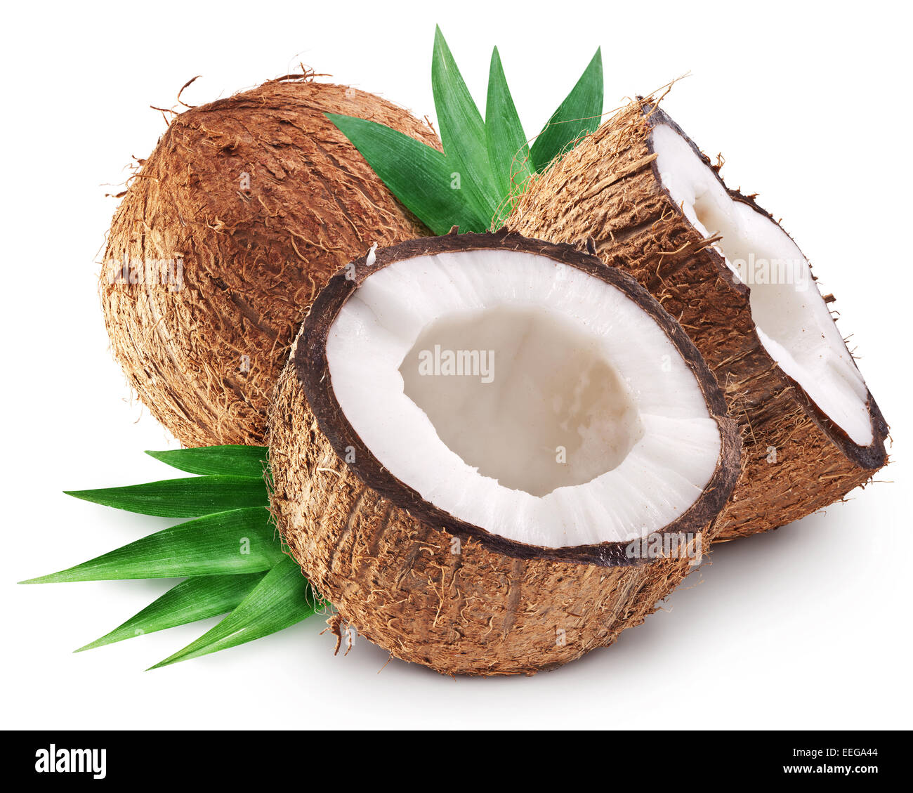 Kokosnüsse und es ist die Hälfte mit Blättern. Datei enthält Beschneidungspfade. Stockfoto