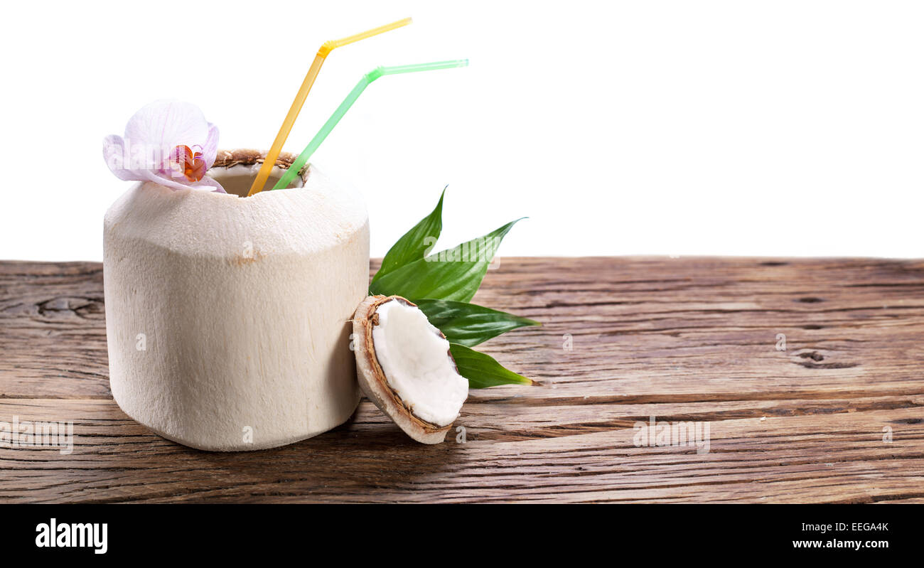Kokosnuss-Wasser in der Nut. Beschneidungspfade. Stockfoto