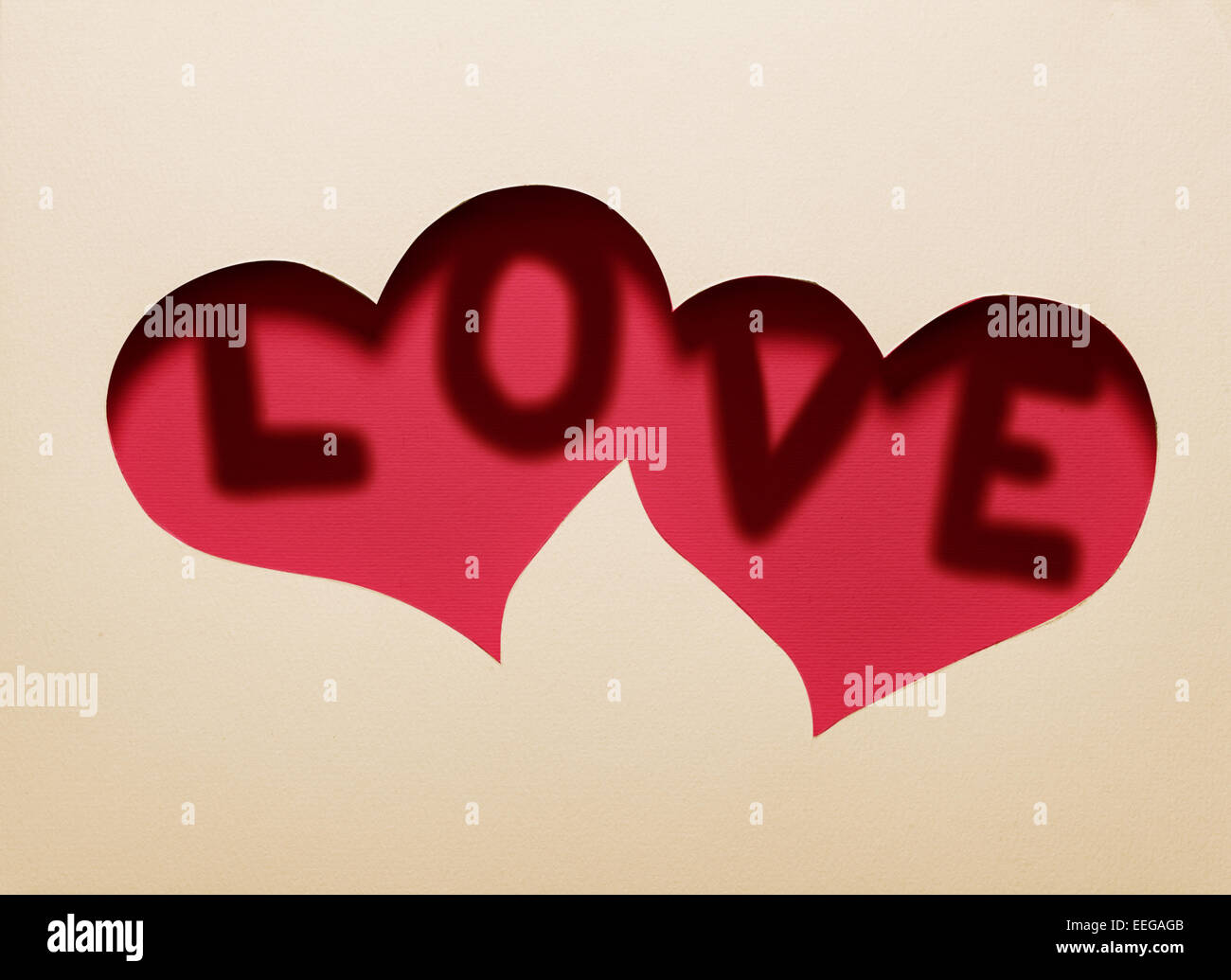 Zwei Herzen Ausschnitt in Papier mit dem Wort "Liebe" im Inneren. Kartendesign. Stockfoto