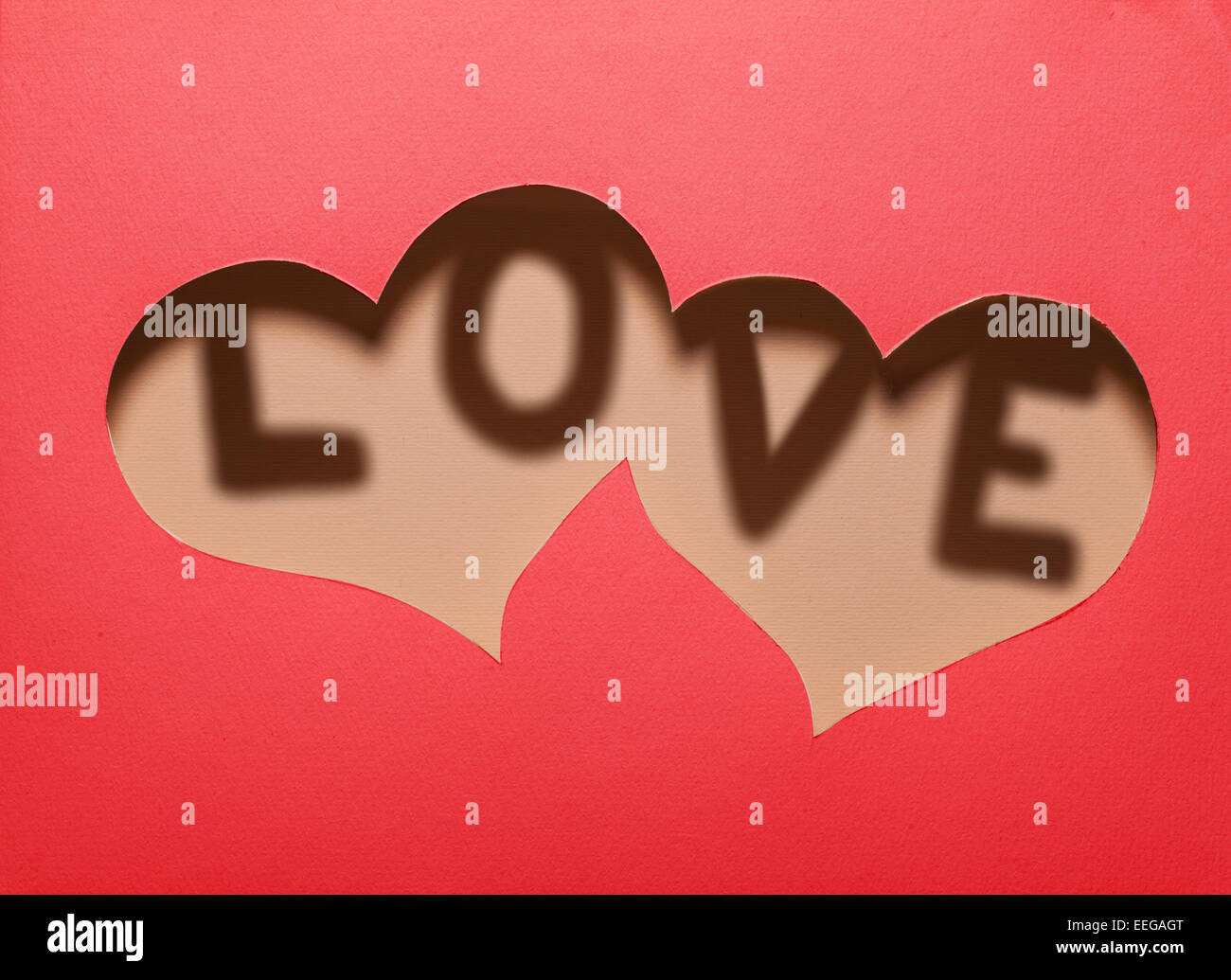Zwei Herzen Ausschnitt in rotem Papier mit dem Wort "Liebe" im Inneren. Kartendesign. Stockfoto
