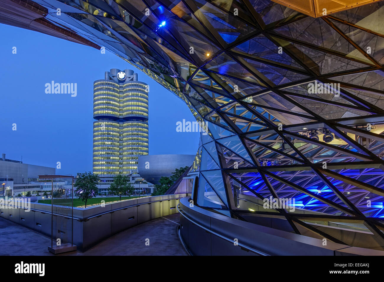 BMW-Welt Und Hauptverwaltung "BMW-Vierzylinder", München, Bayern, Deutschland, Europa, BMW Welt und Sitz "BMW 4-Einzylindermotor Stockfoto