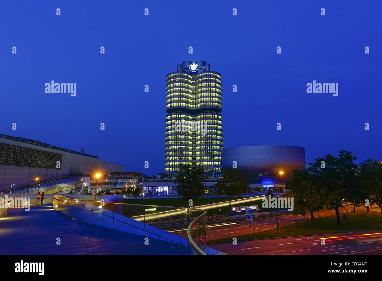 BMW-Welt Und Hauptverwaltung "BMW-Vierzylinder", München, Bayern, Deutschland, Europa, BMW Welt und Sitz "BMW 4-Einzylindermotor Stockfoto