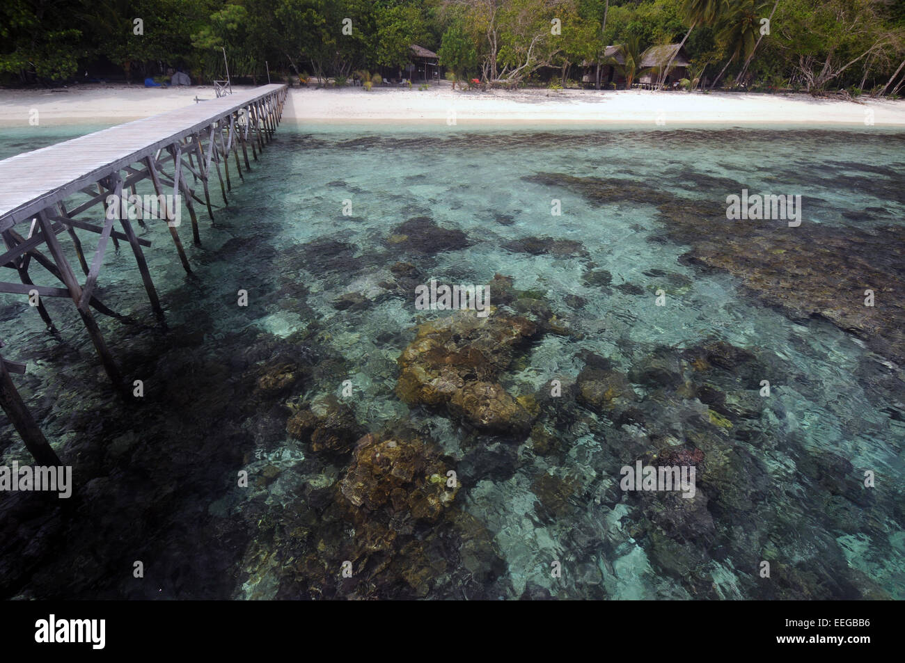 Steg im Resort, Gam Insel, Raja Ampat, Provinz Papua, Indonesien. Keine PR Stockfoto