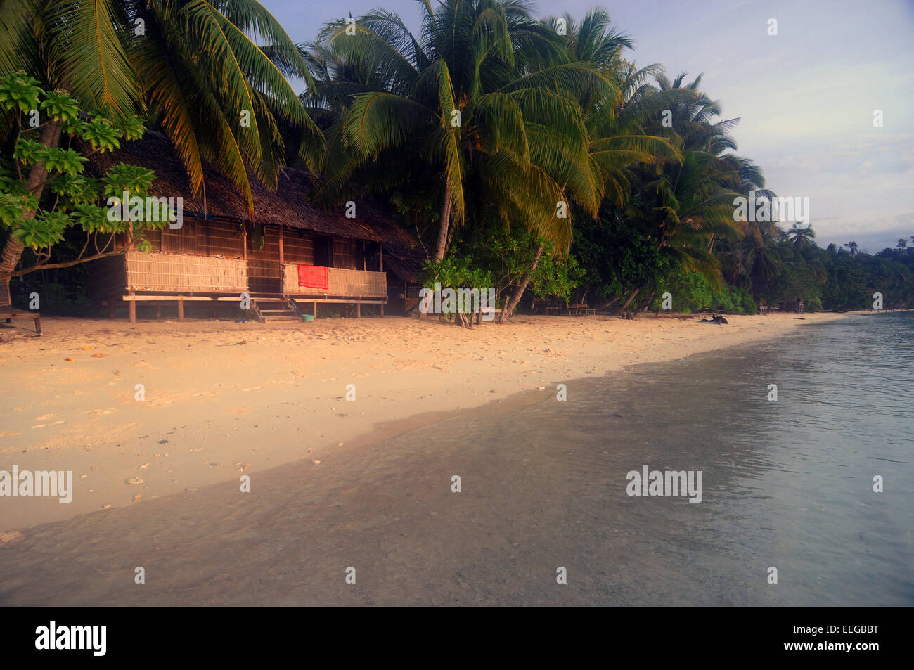 Friedliche Morgendämmerung am Strand Homestay, Gam Insel, Raja Ampat, Provinz Papua, Indonesien Stockfoto