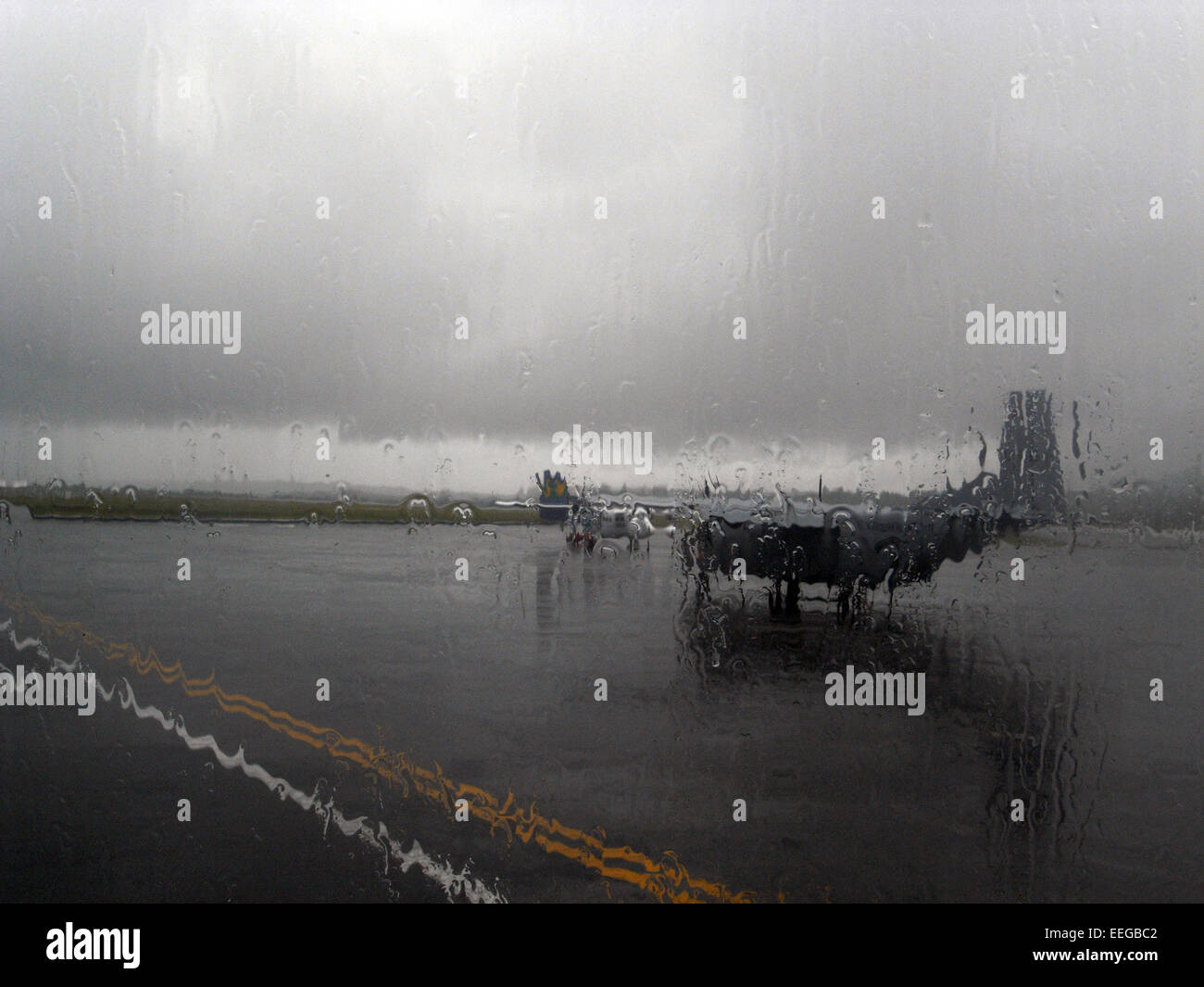 Schlechten Regenzeit Wetter hält Verkehrsaufkommen auf dem Flughafen, Biak, Provinz Papua, Indonesien. Keine PR Stockfoto