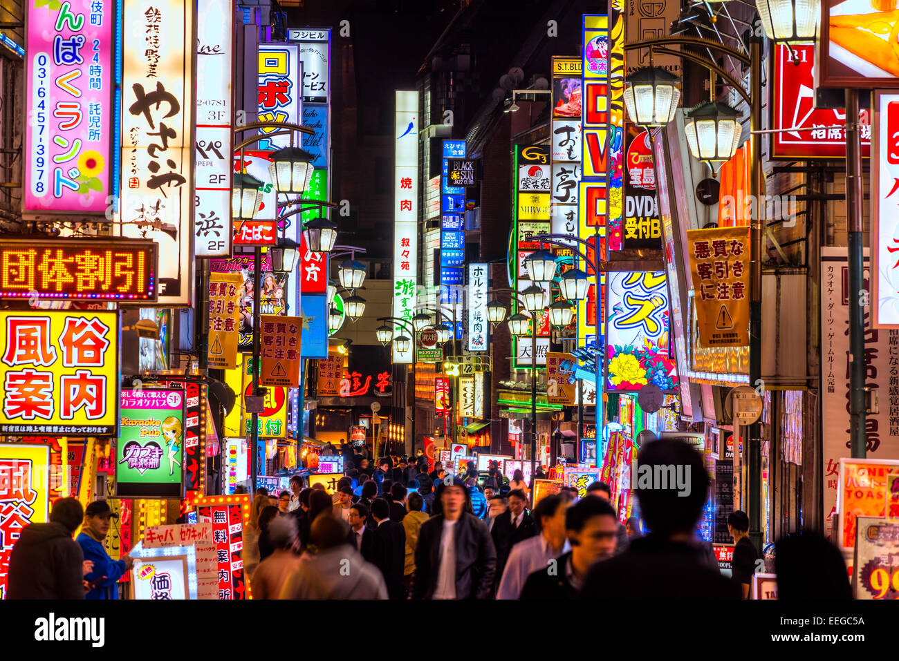 Tokio - 13 NOVEMBER: Billboards in Shinjuku Kabuki-Cho Bezirk 13. November 2014 in Tokio, JP. Die Gegend ist ein Nachtleben distri Stockfoto
