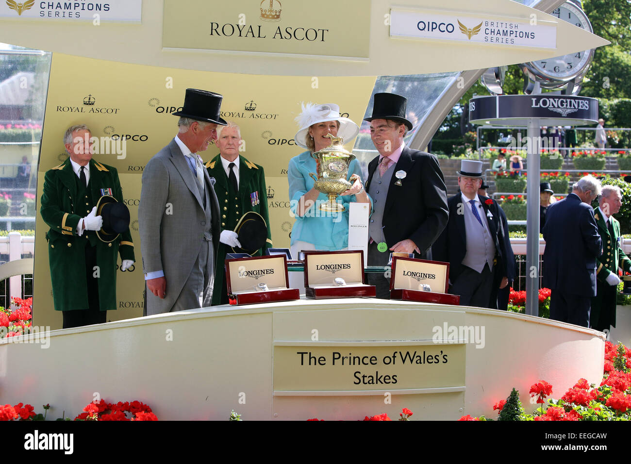 Prinz Charles verleiht Trophy Besitzer Sir Andrew Lloyd Webber nach "die Fuge" mit William Buick der Prince Of Wales Stakes gewann Stockfoto