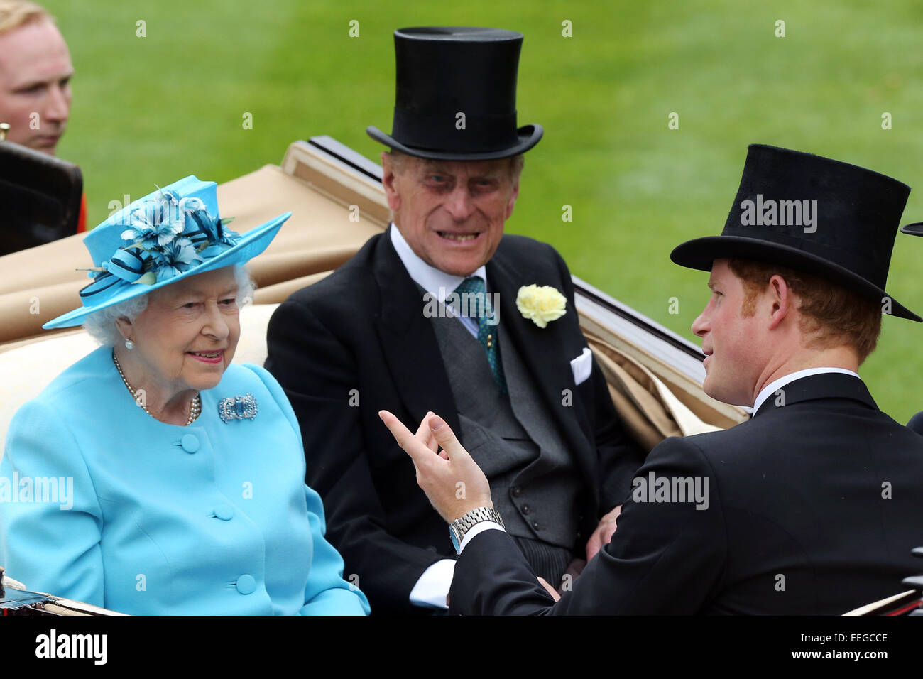 Royal Ascot, königliche Prozession. Queen Elizabeth die Sekunde, Prinz Philip und Prinz Harry (rechts) ankommen am Ring parade Stockfoto