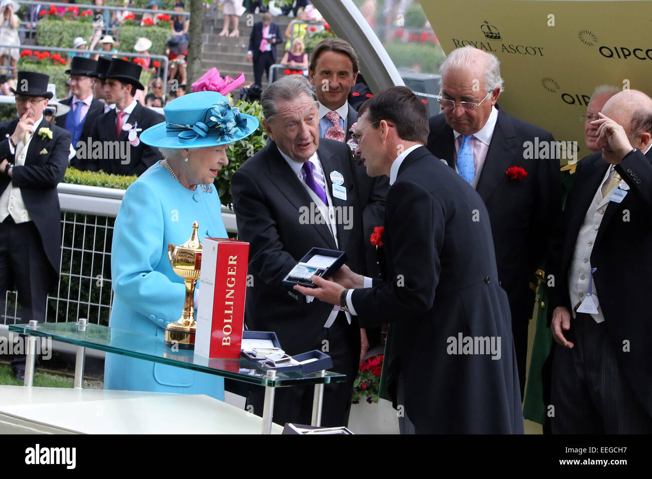 Royal Ascot, Queen Elizabeth das zweite gibt die Trophäe Trainer Aidan O'Brien Stockfoto