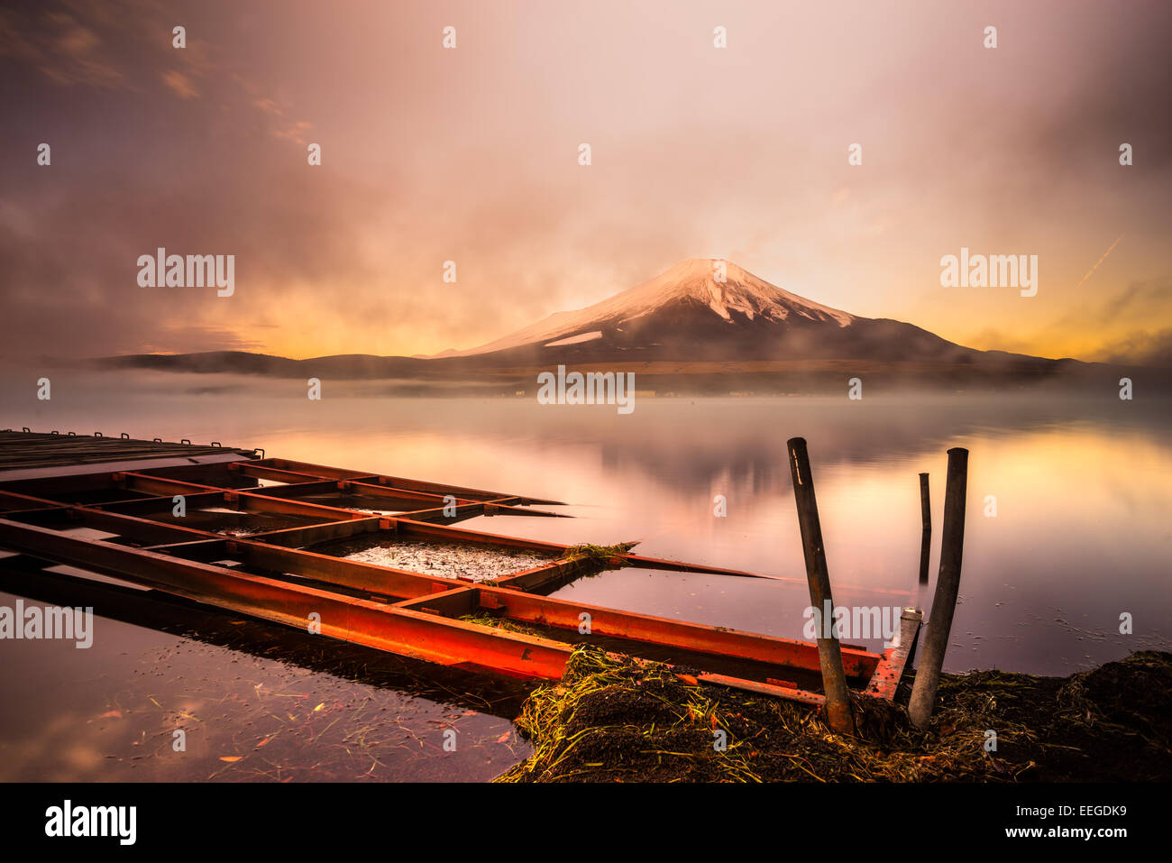 Mount Fuji spiegelt sich in Yamanaka-See in der Morgendämmerung, Japan. Stockfoto