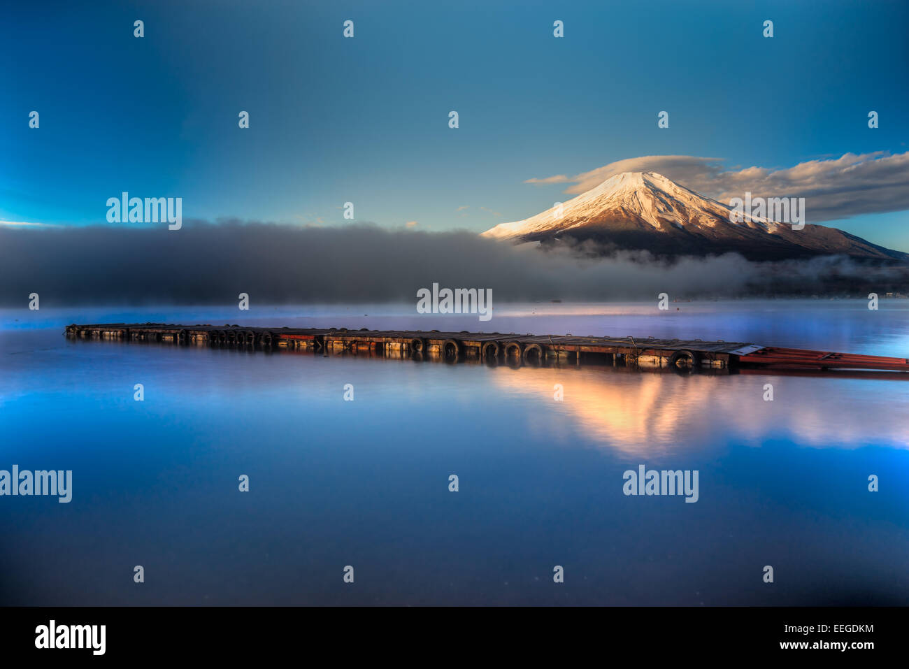 Mount Fuji spiegelt sich in Yamanaka-See in der Morgendämmerung, Japan. Stockfoto