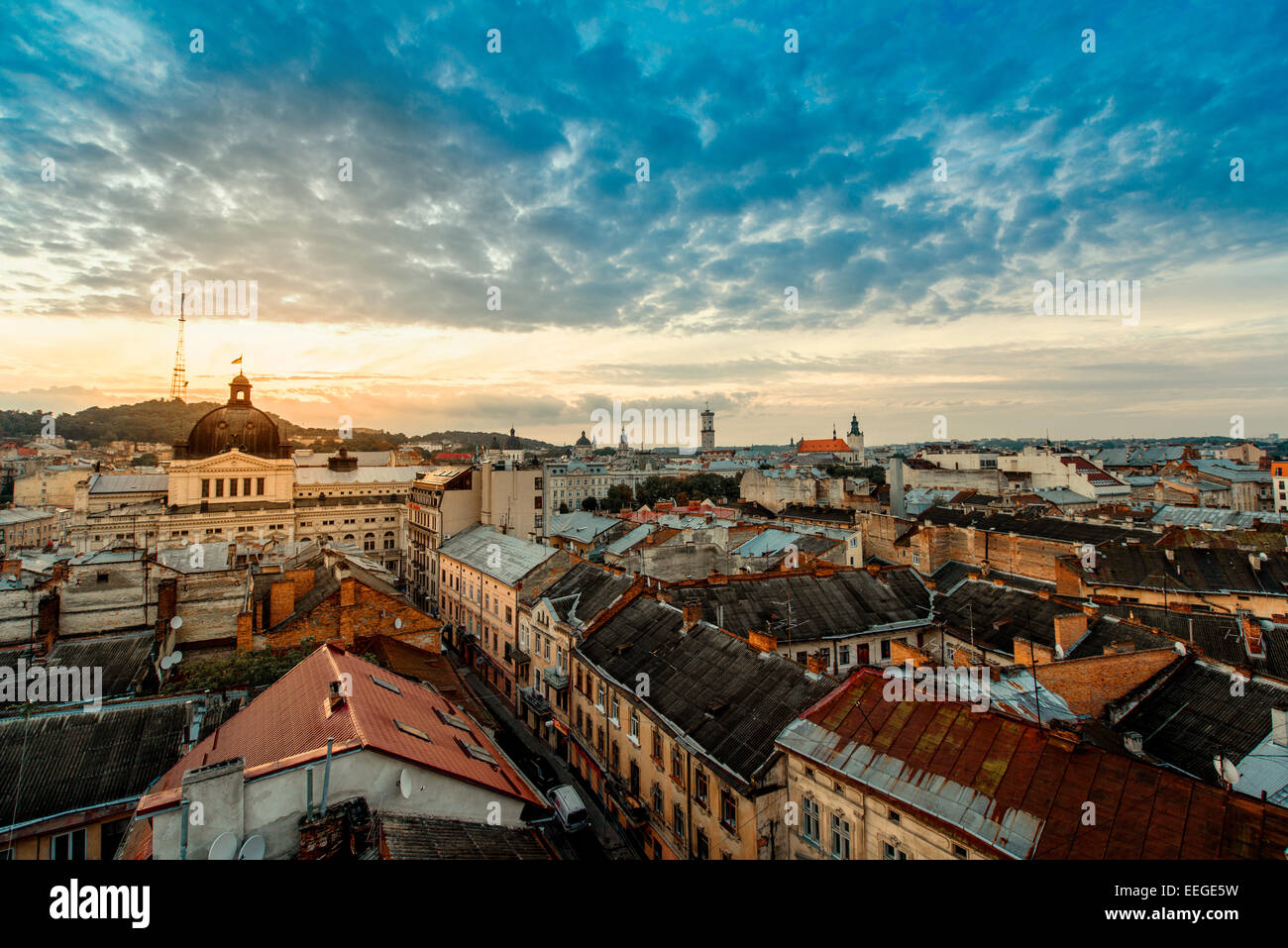 Lviv alte Panoramablick auf die Stadt bei Sonnenaufgang Stockfoto
