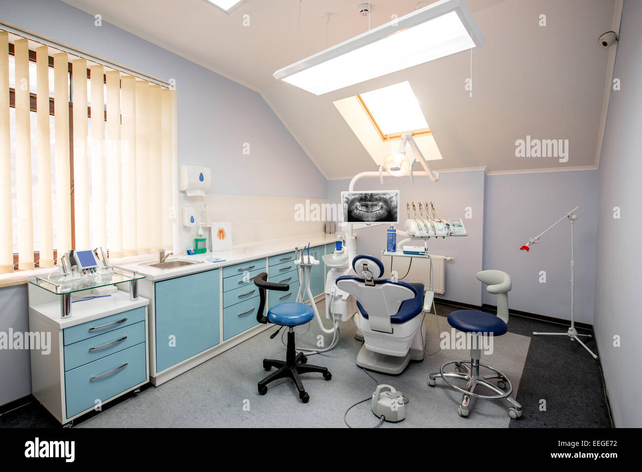 Leere dental Schrank mit Stuhl und medizinische Geräte Stockfoto