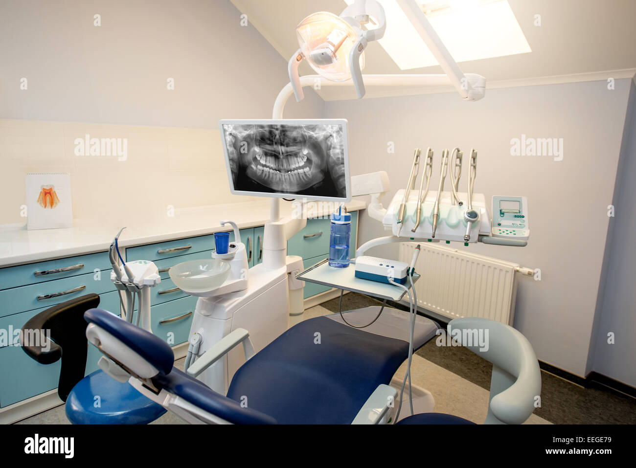 Leere dental Schrank mit Stuhl und medizinische Geräte Stockfoto